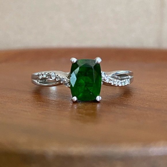 STS - Emerald Green Stone - Sterling Silver 925 Ring with Diamond Detailed band - Picture 10 of 17